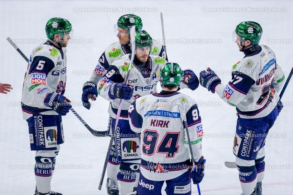 KEC15042601093 | 15.04.2026, Eishockey, DEL Halbfinale Play-Offs, Kölner Haie - Eisbären Berlin, Spiel 4, Lanxess-Arena Köln: Torjubel nach dem Tor zum 1:1 durch Torschütze Ty Ronning (Eisbären Berlin #09)  zusammen mit  Leo Pföderl (Eisbären Berlin #93) Mitch Reinke (Eisbären Berlin #05) Liam Kirk (Eisbären Berlin #94) Adam Smith (Eisbären Berlin #04) 