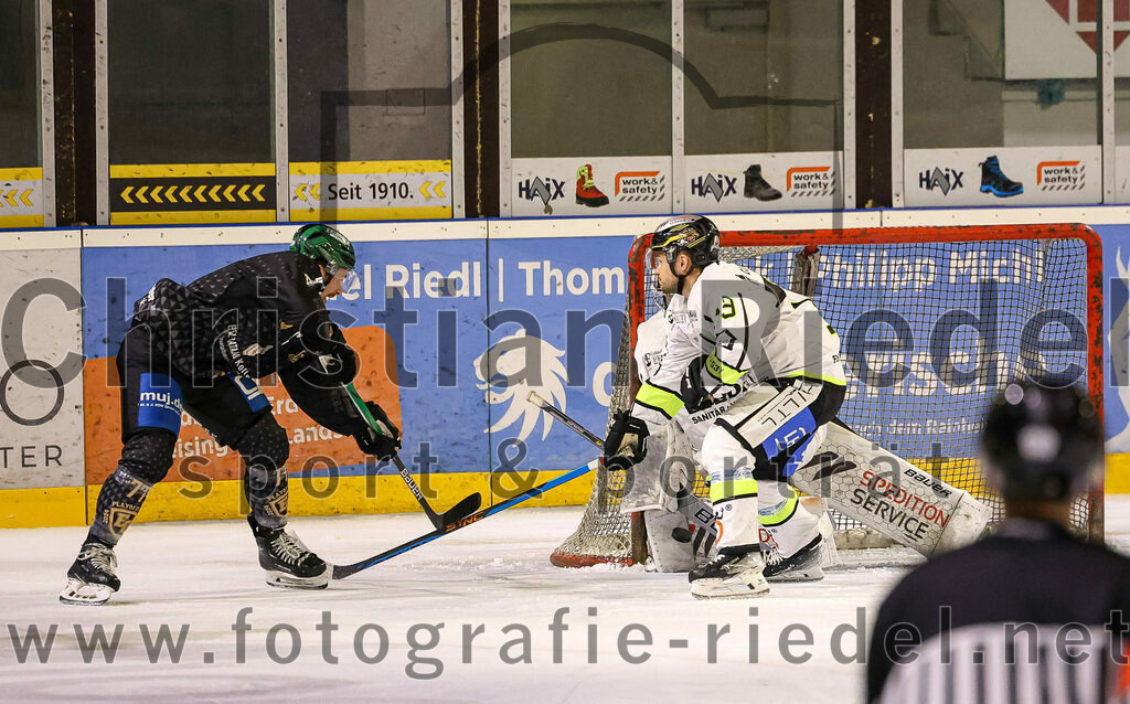 2024-02-16_034_TSV_Erding_gegen_ERSC_Amberg | Erding, Deutschland, 16.02.2024:
Eishockey, Bayernliga Playoffs 2023 / 2024, 1. Spieltag, TSV Erding gegen ERSC Amberg, Endergebnis: 1:2

Philipp Michl (Erding Gladiators, #77), Torwart Timon Bätge (ERSC Amberg, #31)

Foto: Christian Riedel / fotografie-riedel.net