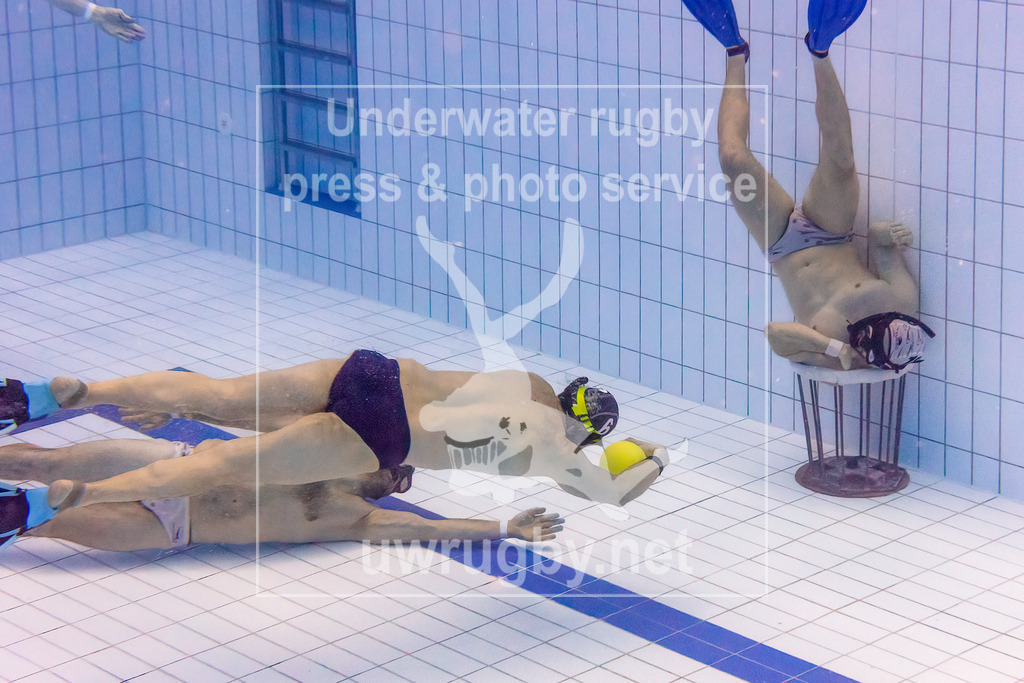 Unterwasser-Rugby 5. Spieltag 1. Bundesliga Süd (Saison 2023/24) | Das Spitzenspiel der 1. Bundesliga Süd zwischen dem TSV Malsch (weiß) und dem Tauchclub Bamberg (blau) setzte den Höhepunkt des Spieltages. Das Duell entschied über den 1. Platz in der Liga und den Titel des Süddeutschen Meisters. Nachdem Bamberg in der Hinrunde gegen Malsch gewonnen hatte, triumphierte dieses Mal Malsch mit einem knappen 1:0-Sieg. Hannes Treiber mit der Nummer 6 kontern auf das Malscher Tor zu. - Realisiert mit Pictrs.com