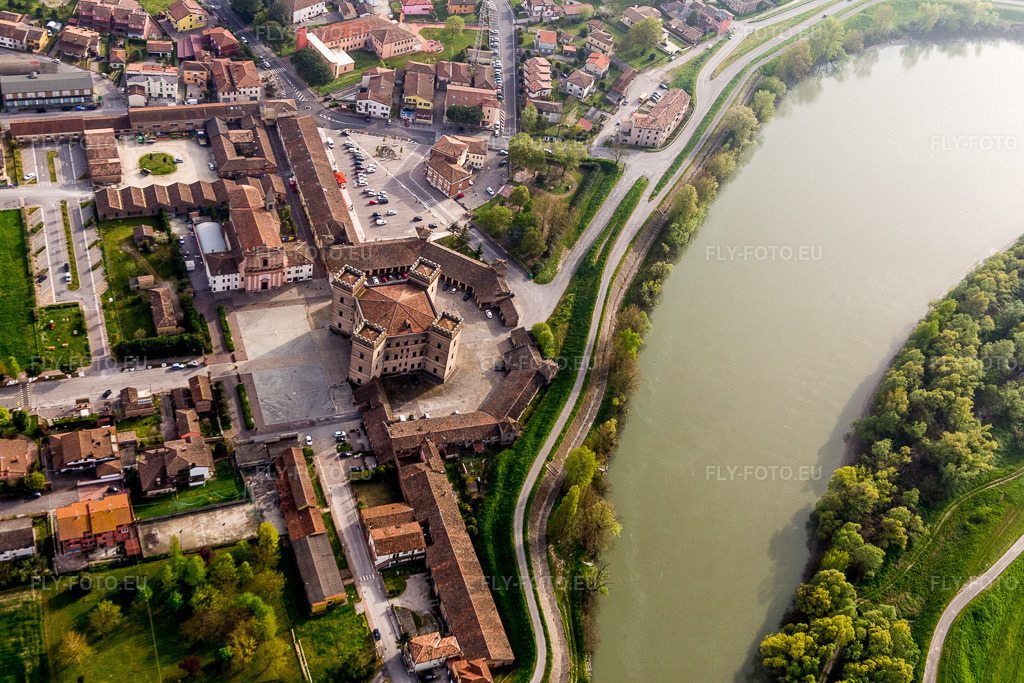 Vue aérienne: Les quatre tours du château de Robinie / Castello di Mesola Delizia Estense sur les rives du Pô en Émilie-Romagne à Mesola dans le département Ferrara, Italie. Photo: IMG_087298.jpg prise le 05/04/2016 par Werner Riehm/FLY-FOTO.eu – Résolution de l'original: 5472 x 3648 px
