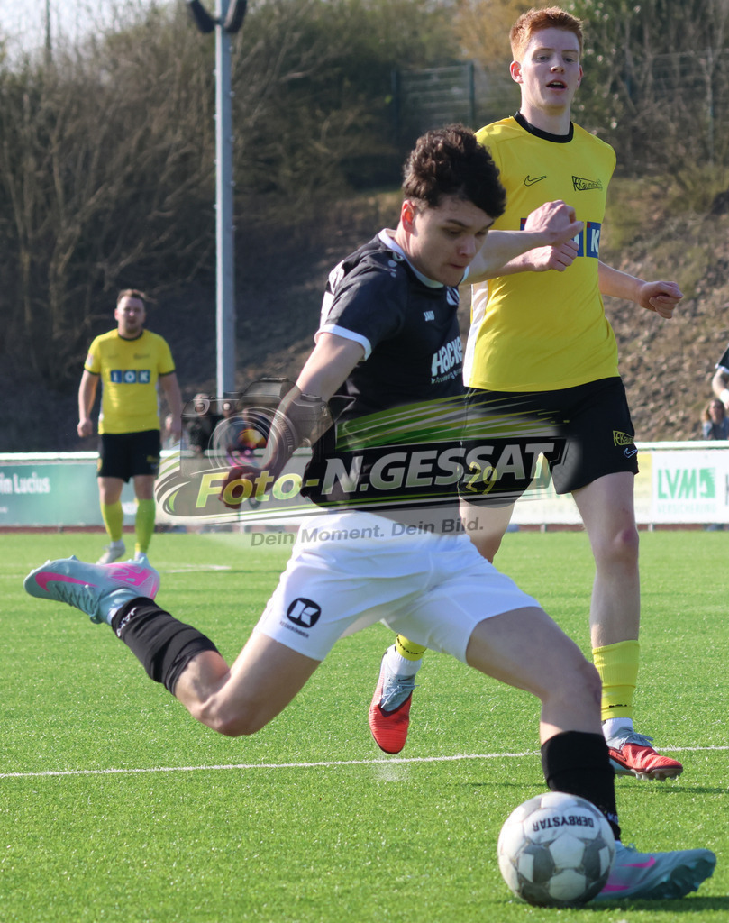 SV Rödinghausen II, FC Kaunitz | Auf dem Bild zu sehen: schwarz SV Rödinghausen II: Roman-Stevan Jankowski ; gelb FC Kaunitz: Lennart BrinkSV Rödinghausen II, FC Kaunitz, Saison 25/26, Westfalenliga, Deutschland - Realisiert mit Pictrs.com