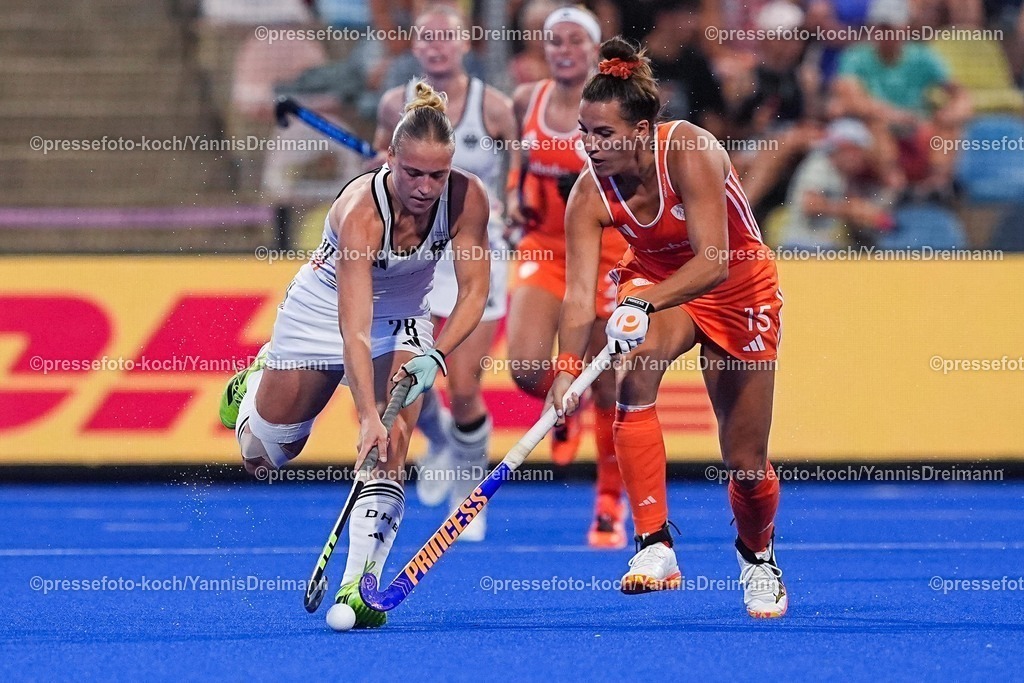 xydrx11082503031 | 11.08.2025, xydrx, Frauen EuroHockey Championship 2025, Gruppenphase, Gruppe A, Deutschland - Niederlande, Sparkassenpark Mönchengladbach: Jette Fleschuetz (GER #28) im Zweikampf gegen Frederique Matla (NED #15)