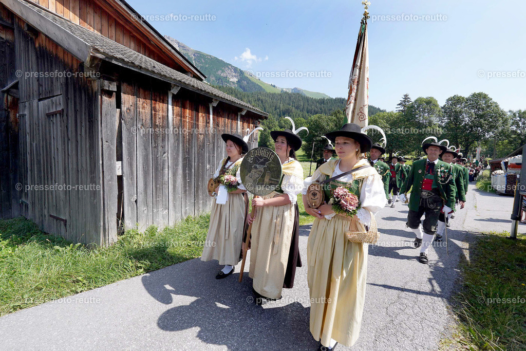 d-news-2023-Juli23-Regimentsschuetzenfest-UMZUG_Feld-ww-DSC02231 | Info aus dem Bezirk Reutte/Ausserfern Tirol sowie eine umfangreiche Bilddatenbank über die gesamte Region: Lechtal, Talkessel Reutte, Tannheimertal, Zwischentoren. Lech, Plansee, Zugspitze, Grenztunnel, B179, Fernpassstraße, Verkehr, Lawinen, Tradition, - Realisiert mit Pictrs.com