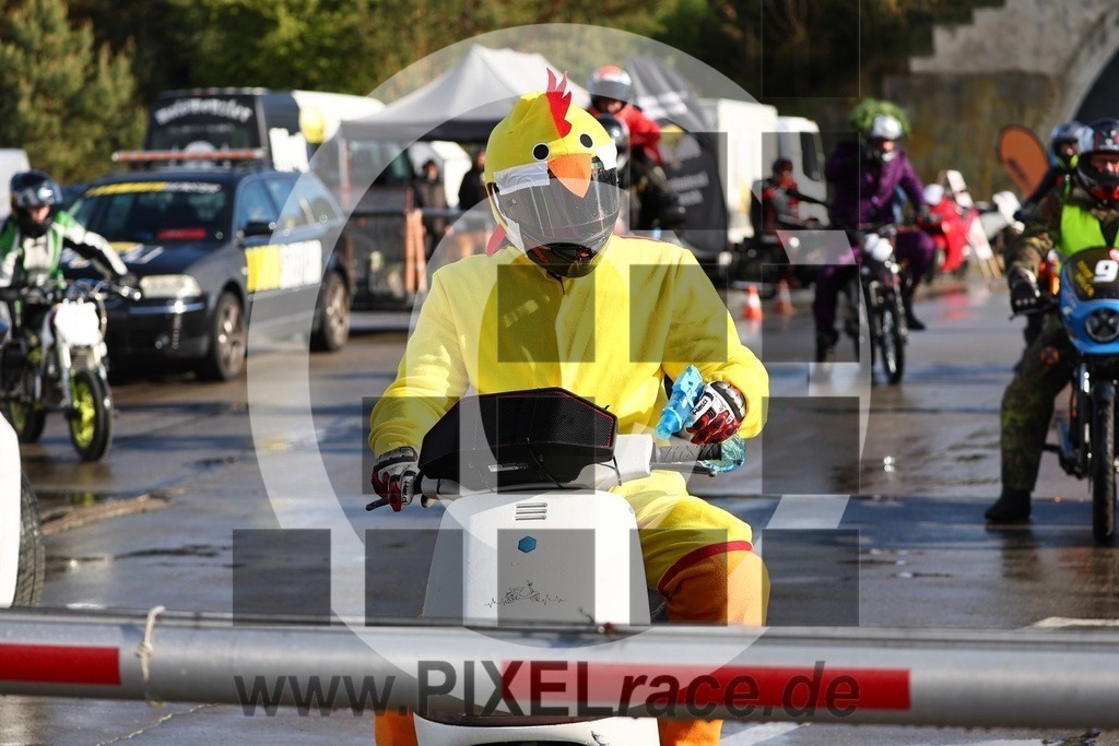 mopedrennen-20260514_11974 | Schöne Erinnerungen an spannende Momente - das festzuhalten ist unser Job. PIXELrace.de ist seit 2003 auf den Rennstrecken Europas unterwegs um die Action draußen beim Fahren und die wunderbare Stimmung imm Fahrerlager für euch einzufangen.