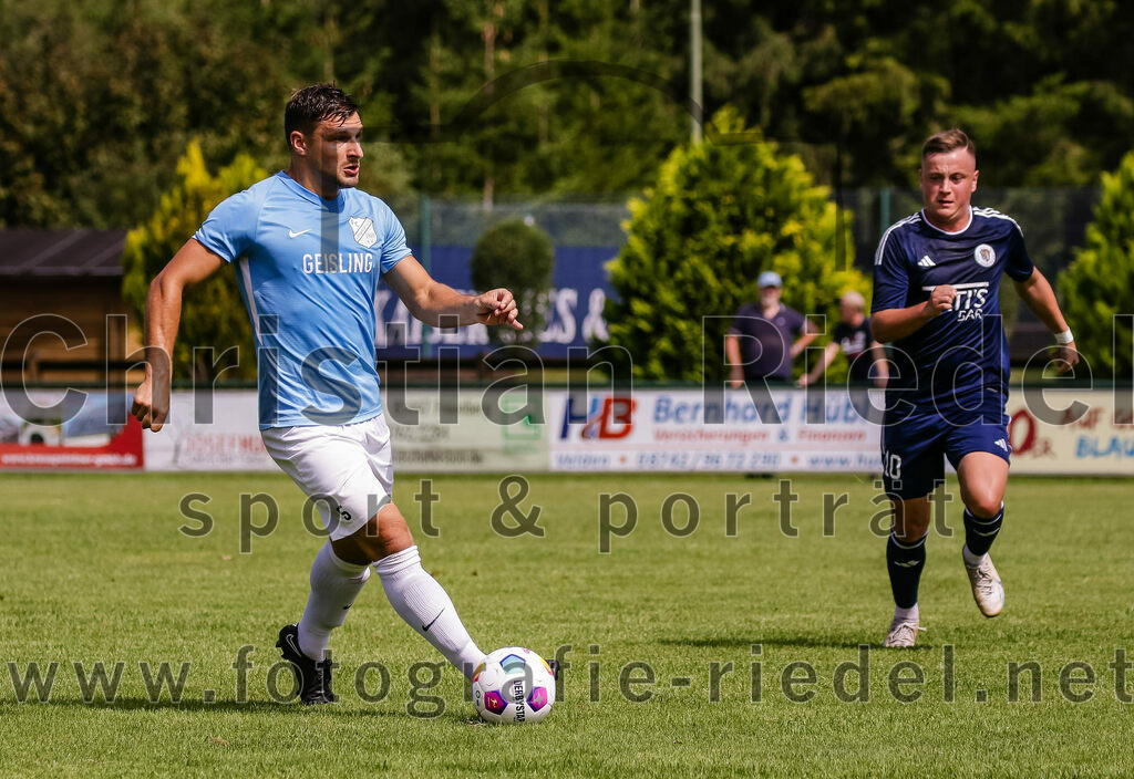 2023-08-26_061_FC_Langengeisling_gegen_TuS_Raubling | Erding, Deutschland, 26.08.2023:
Fußball, Bezirksliga Oberbayern Ost 2023 / 2024, 6. Spieltag, FC Langengeisling gegen TuS Raubling, Endergebnis: 2:0

Andreas Buchberger (FC Langengeisling, #5), Alexander Lallinger (TuS Raubling, #10)

Foto: Christian Riedel / fotografie-riedel.net