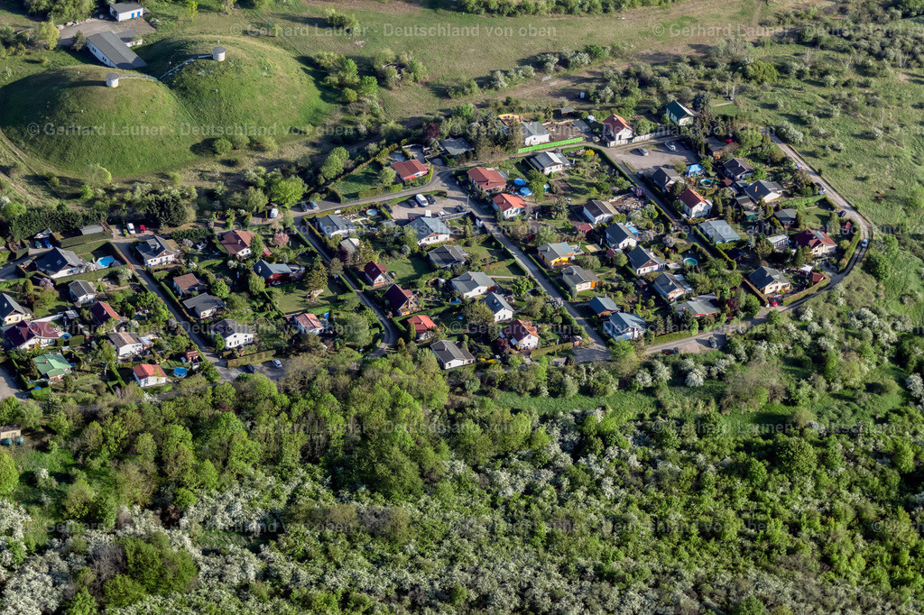 4026078 | ERFURT 06.05.2020 Parzellen von Kleingartenanlagen und Bungalowsiedlung an der Stotternheimer Straße im Ortsteil Hohenwinden in Erfurt im Bundesland Thüringen, Deutschland. // Allotment gardens and cottage settlement on Stotternheimer Strasse in the district Hohenwinden in Erfurt in the state Thuringia, Germany. Foto: Gerhard Launer