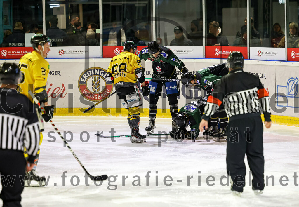 2022-11-20_013_TSV_Erding_gegen_ERSC_Amberg | Erding, Deutschland, 20.11.2022:
Eishockey, Bayernliga 2022 / 2023, 15. Spieltag, TSV Erding gegen ERSC Amberg, Endergebnis: 5:1

Marco Pronath (ERSC Amberg, #88), Florian Zimmermann (Erding Gladiators, #5), Rudolf Lorenz (Erding Gladiators, #91), Roni Rukajärvi (Erding Gladiators, #61)

Foto: Christian Riedel / fotografie-riedel.net