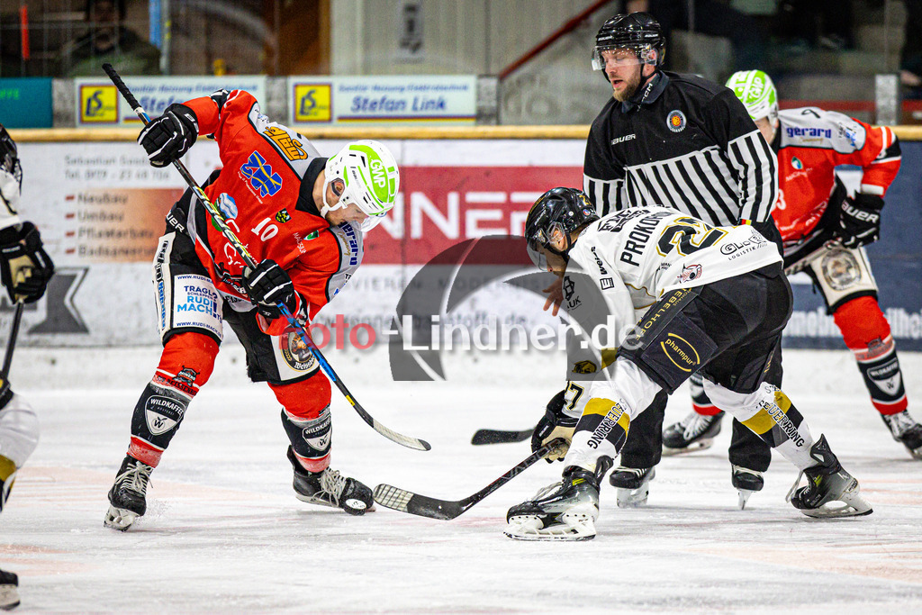 TSV Peißenberg MINERS gegen EHC Königsbrunn PINGUINE | Eishockey Bayernliga Herren Playoffs Viertelfinale 2024/25 - Spiel 6 von 7, TSV Peißenberg MINERS gegen EHC Königsbrunn PINGUINE, 20250221,Bully,2025-02-21 in Peißenberg (Eisstadion Peißenberg)Florian HÖFLER (MINERS 10), Toms PROKOPOVICS (EHC 27)Copyright: WolfgangxLindner foto-lindner.de
