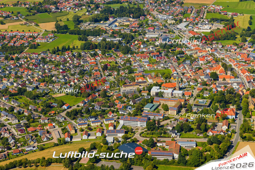 Luftaufnahme der Stadt Vohenstrauß - Die Luftaufnahme wurde 2025 vom UL-Flugzeug heraus erstellt ( keine Drohne ) - Hochauflösende Luftaufnahme - für professionelle Ausdrucke geeignet. Die Geschenkidee !Mit Lizenz und Bildrechte bestellbar