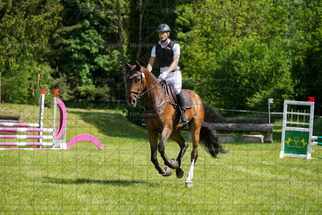 20240518-FAH03191 | rbilder, Turnierfotografen ayern, Fotoagentur Herrmann, Geländeturnier, Springbilder, Dressurbilder, Jungpferdefotograf