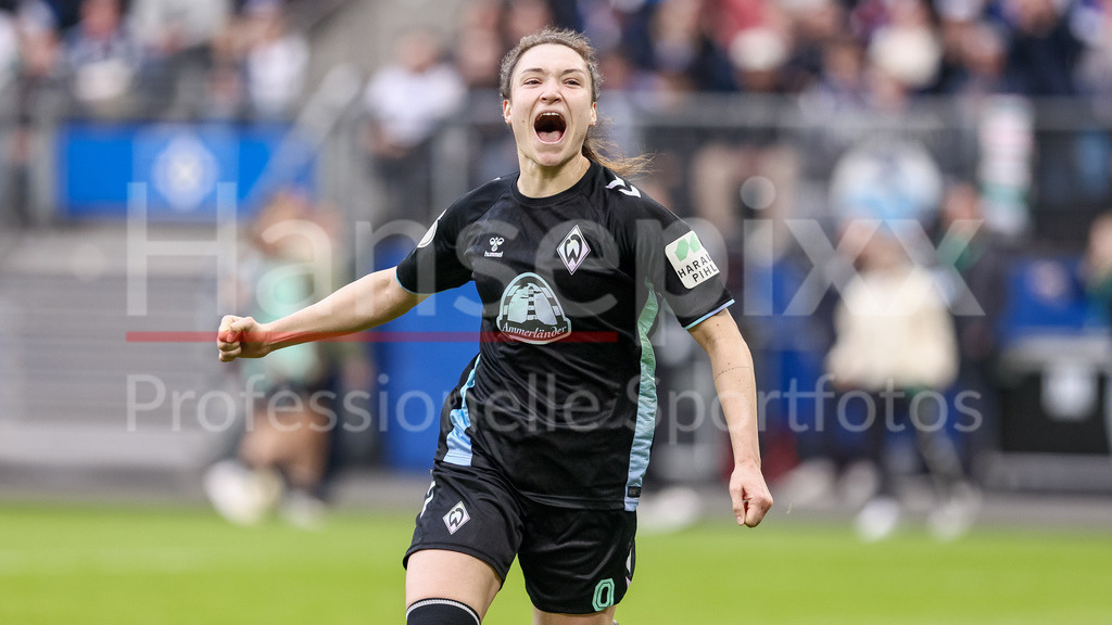 Fussball, DFB-Pokal Frauen, Hamburger SV - SV Werder Bremen | v.li.: Torschützin Sophie Weidauer (SV Werder Bremen, 9) mit Torjubel, Jubel, jubeln, jubelt, optimistisch, Spielszene, Highlight, Freude über das Tor zum 0:1, DIE DFB-RICHTLINIEN UNTERSAGEN JEGLICHE NUTZUNG VON FOTOS ALS SEQUENZBILDER UND/ODER VIDEOÄHNLICHE FOTOSTRECKEN. DFB REGULATIONS PROHIBIT ANY USE OF PHOTOGRAPHS AS IMAGE SEQUENCES AND/OR QUASI-VIDEO.