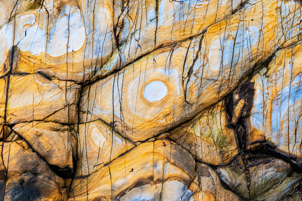 Farbiges Gestein in der Gezeitenzone bei Kinsale, Co. Cork, Irland | Best. Nr. irl_2021_09_5139 - Realisiert mit Pictrs.com