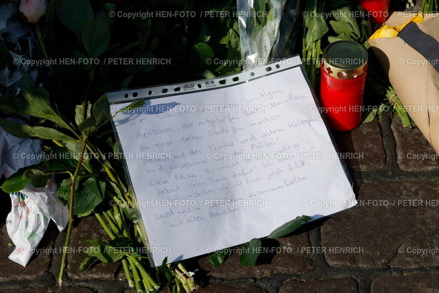 20240603-_11A0846-messerattacke-mannheim-HEN-FOTO | 03.06.2024 Nach tödlicher Messerattacke am Marktplatz in Mannheim bei einer Veranstaltung der islamfeindlichen Bewegung Pax Europa BPE ruft die Stadt zur Kundgebung MANNHEIM HÄLT ZUSAMMEN als ein Zeichen für den Frieden und Zusammenhalt auf. Zahlreiche Teilnehmer legen Blumen nieder (Foto: Peter Henrich) - Realisiert mit Pictrs.com