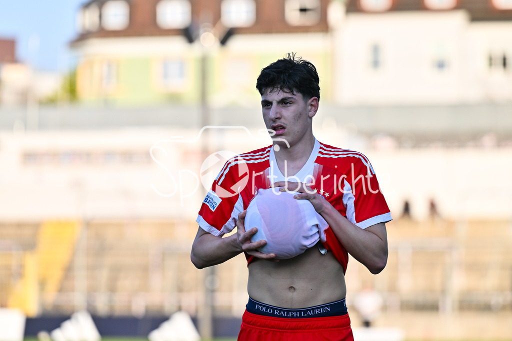 FC Bayern Amateure - SpVgg Ansbach | MUNICH, GERMANY - 17. APRIL: beim Einwurf Deniz OFLI (FC Bayern München II 3) / Einzelfoto / Freisteller während dem Match zwischen den Amateuren des FC Bayern München und der SpVgg Ansbach am 29. Spieltag der Regionalliga Bayern im Grünwalder Stadion