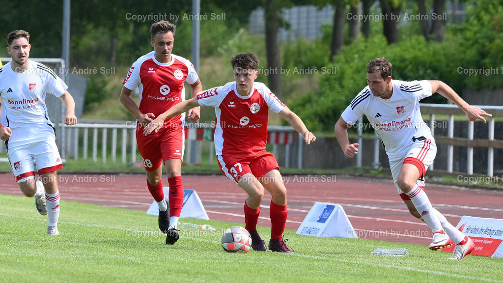 TSV Bordesholm vs. TSV Flintbek | Maximilian Pries (Bordesholm #28) &amp; Timon Beckmann (Bordesholm #37) / Torben Frahm (Flintbek #9 re.) / Fußball-Verbandsliga Ost Männer 2025/2026 / TSV Bordesholm vs. TSV Flintbek / Sportanlage Platz A / 24582 Bordesholm / 16.08.25 - Realisiert mit Pictrs.com
