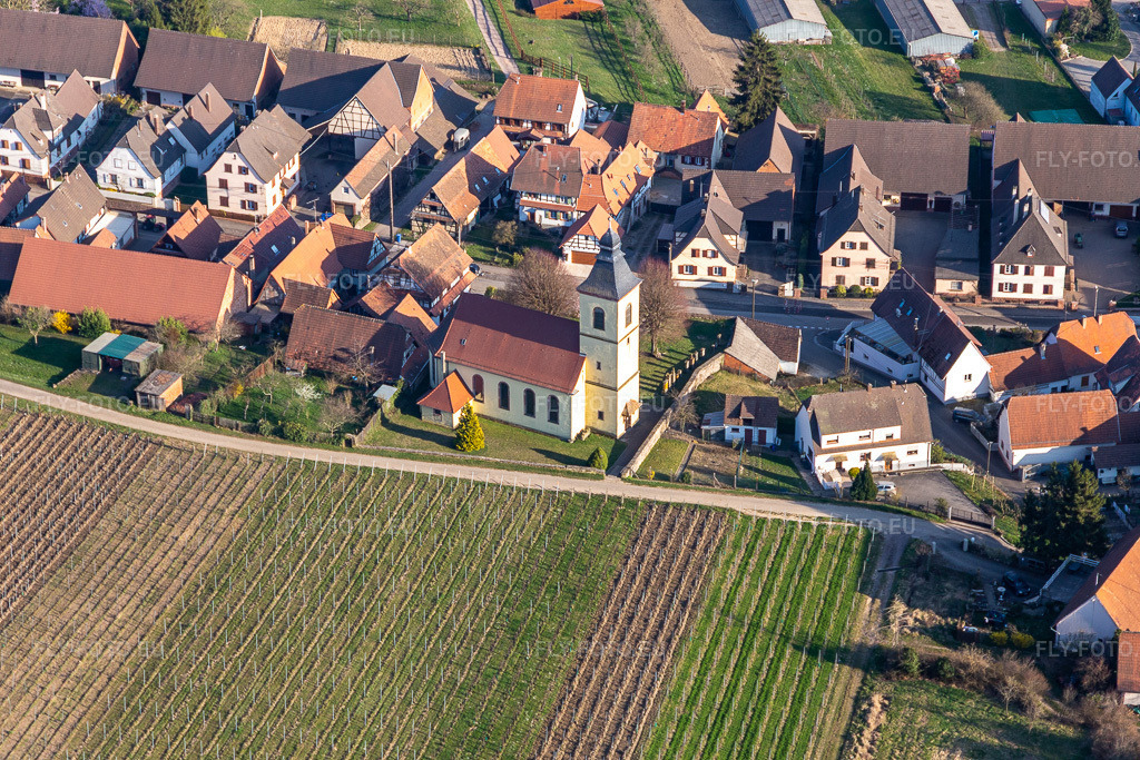 Vue aérienne: Église de Rott à Rott dans le département Bas Rhin, France. Photo: IMG_130943.jpg prise le 22/03/2022 par Werner Riehm/FLY-FOTO.eu – Résolution de l'original: 5472 x 3648 px