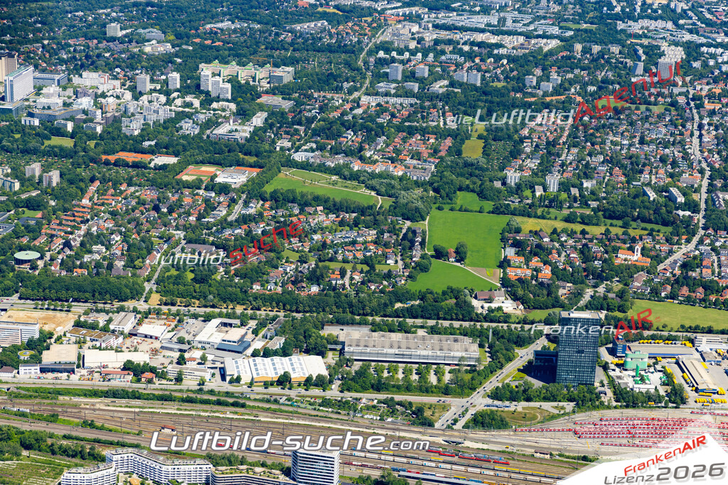 Aktuelles Luftbild von Englschalking München - Die Luftaufnahme wurde 2022 mittels UL-Flugzeug erstellt ( keine Drohne ) - hochauflösende Kamera-Systeme von  Canon -Beste Qualität - Für grossformatige Ausdrucke geeignet. Die Geschenkidee !