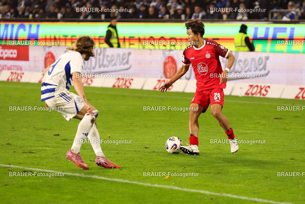 MSV Duisburg - Rot-Weiss Essen  | Duisburg, Deutschland, 26.10.2025 Joshua Bitter (MSV Duisburg)  und Kaito Mizuta  (Rot-Weiss Essen) im Kampf um den Ball während des 3.Liga Spiels zwischen MSV Duisburg und Rot-Weiss Essen in der Schauinsland-Reisen-Arena am 26.10.2025 in Duisburg (Foto von Timo Bluhmki-Schmidt/ Brauer Fotoagentur