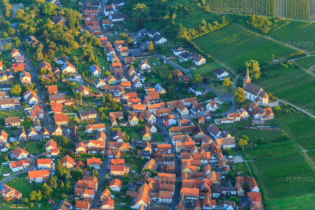 Luftbild: Protestantische Kirche Rechtenbach am Rand der Weinberge im Ortsteil Rechtenbach in Schweigen-Rechtenbach im Bundesland Rheinland-Pfalz in Deutschland. Foto: IMG_091524.jpg vom 10.07.2016 durch Werner Riehm/FLY-FOTO.deDekanat Bad Bergzabern