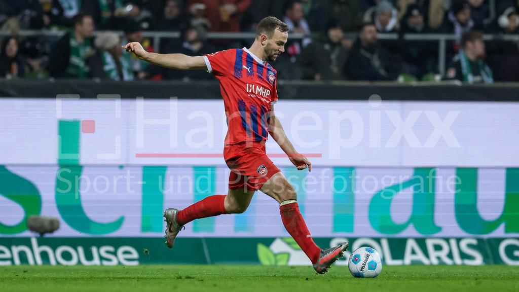 Fussball, Bundesliga, SV Werder Bremen - 1. FC Heidenheim | v.li.: Benedikt Gimber (1. FC Heidenheim, 5) am Ball, Freisteller, Einzelbild, Ganzkörper, Aktion, Action, Spielszene, DIE DFL-RICHTLINIEN UNTERSAGEN JEGLICHE NUTZUNG VON FOTOS ALS SEQUENZBILDER UND/ODER VIDEOÄHNLICHE FOTOSTRECKEN. DFL REGULATIONS PROHIBIT ANY USE OF PHOTOGRAPHS AS IMAGE SEQUENCES AND/OR QUASI-VIDEO.