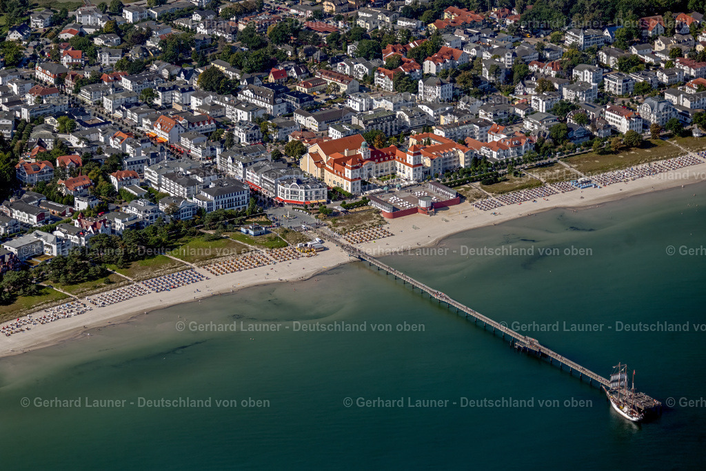 4061310 | BINZ 08.09.2021 Sand und Strand- Landschaft an der Seebrücke in Binz im Bundesland Mecklenburg-Vorpommern. Kur -Zentrum mit Villen im Stil der Binzer Bäder- Architektur und Hotel " Kurhaus Binz ". // Sand and beach landscape on the pier in Binz in the state Mecklenburg - Western Pomerania. Foto: Gerhard Launer