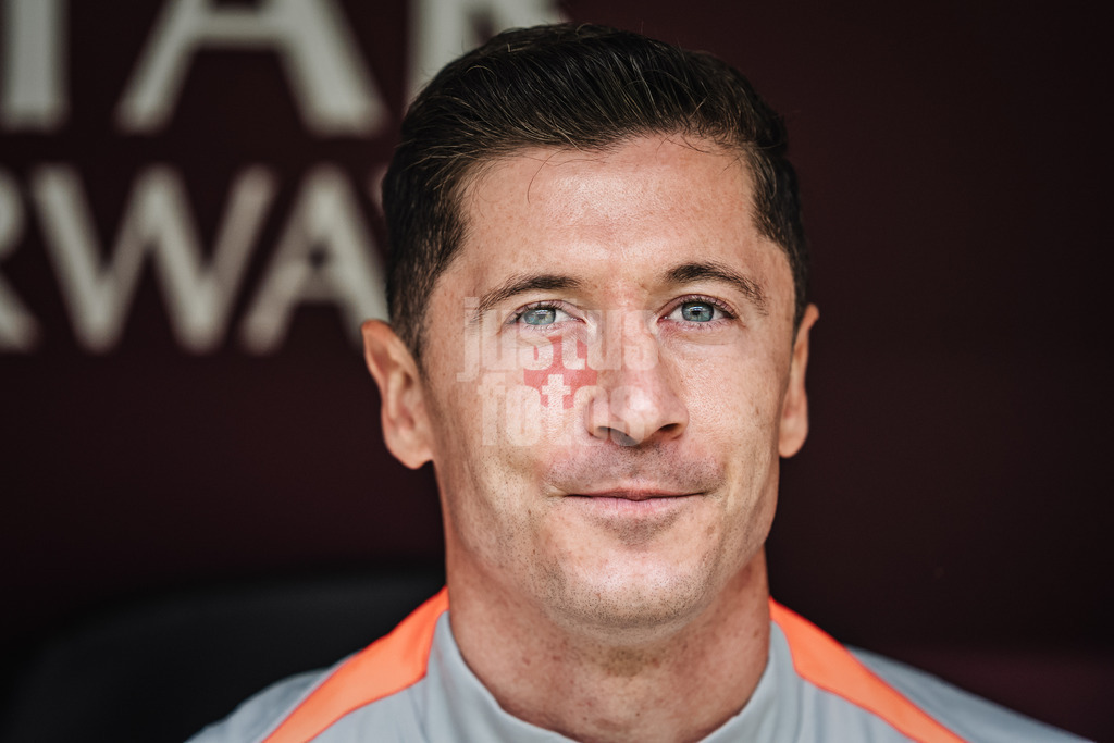 Fußball | Herren | UEFA-Fußball-Europameisterschaft 2024 | Gruppe D | Polen vs. Niederlande | 16.06.2024 | Robert Lewandowski (#9, Polen) auf der Bank vor dem Spiel Portrait