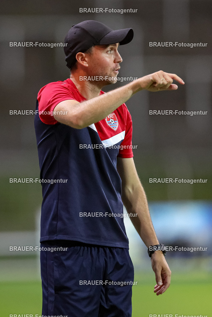 SB_KFCBAU_20250815_5267.JPG -  - KFC Uerdingen - SF Baumberg - Oberliga Niederrhein | Krefeld, Deutschland, 15.08.25: Trainer Julian Stöhr (KFC Uerdingen) gestikuliert, Gestik während des Oberliga Niederrhein Spiels zwischen KFC Uerdingen - SF Baumberg in der Grotenburg Stadion am 15. August 2025 in Krefeld, Deutschland. (Foto von Stefan Brauer/Brauer-Fotoagentur)
