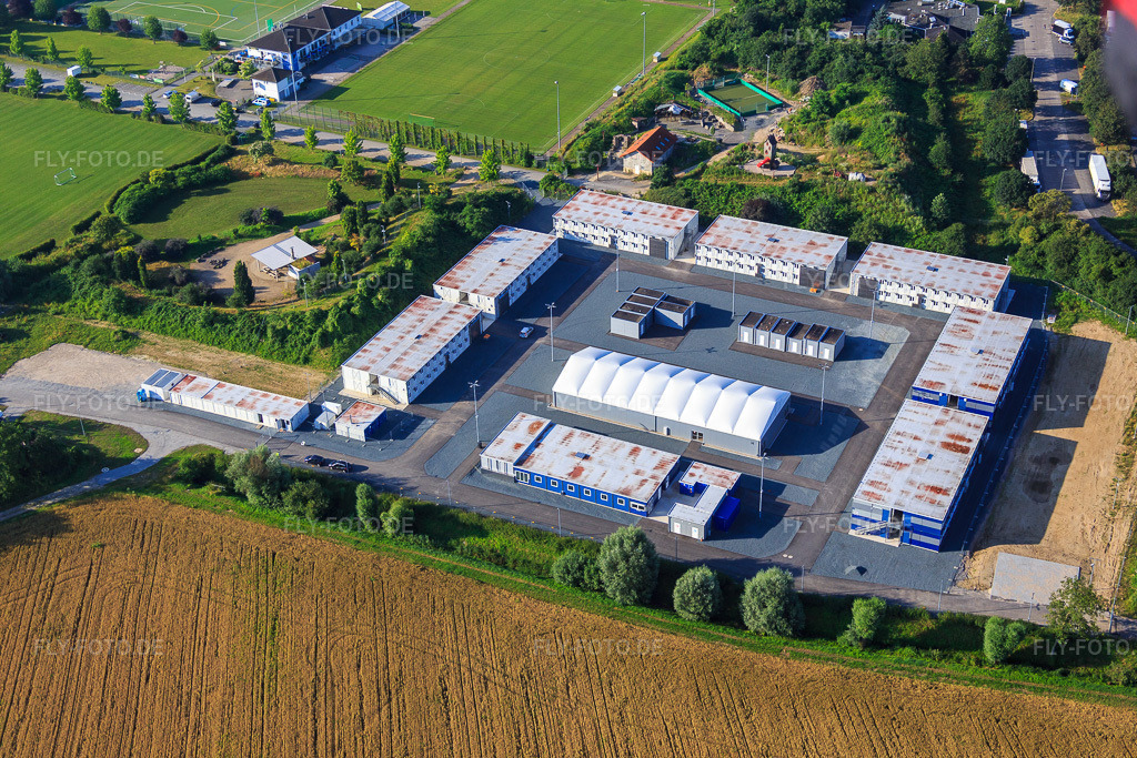 Luftbild: Containerdorf für Flüchtlinge und Asylanten in Bensheim im Bundesland Hessen in Deutschland. Foto: IMG_091455.jpg vom 07.07.2016 durch Werner Riehm/FLY-FOTO.de