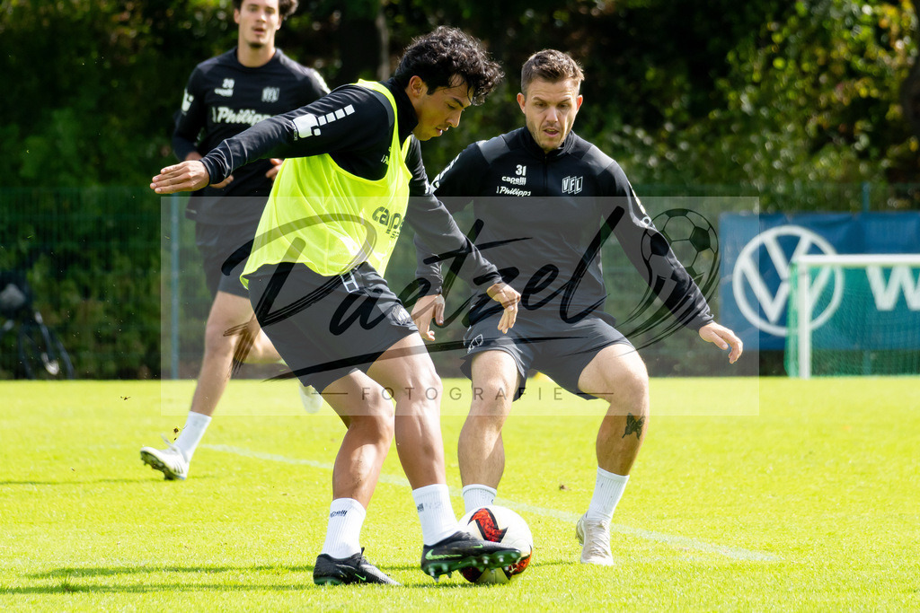 20260909_TRAOSN_0160 | Fußball, Herren: Jonathan Gomez (VfL Osnabrück) und Patrick Kammerbauer (VfL Osnabrück) im Zweikampf beim Training des VfL Osnabrück am 09.09.2026 im Sportpark Illoshöhe in Osnabrück, Deutschland.(Foto von Nico Paetzel) - Realisiert mit Pictrs.com