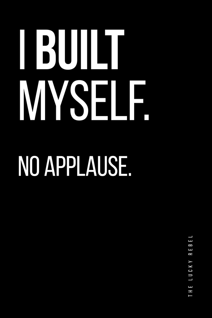 Poster: THE LUCKY REBEL – STATEMENTS – I Built Myself No Applause | Typografie Poster mit der Aussage „I Built Myself. No Applause.“ in weißer Schrift auf schwarzem Hintergrund, linksbündig gestaltet mit vertikalem „The Lucky Rebel“. - Realisiert mit Pictrs.com