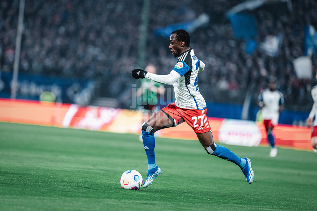 Fußball | Männer | Saison 2023/2024 | 2. Fußball-Bundesliga | 21. Spieltag | Hamburger SV vs. Hannover 96 | 09.02.2024 | Jean-Luc Dompe (#27, HSV) am Ball