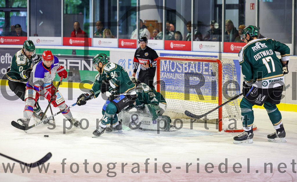 2025-09-14_061_TSV_Erding_gegen_EC_Peiting | Erding, Deutschland, 14.09.2025:Eishockey, Oberliga Süd 2025 / 2026, Testspiel, TSV Erding gegen EC Peiting, Endergebnis: 2:3Marco Pfleger (Erding Gladiators, #47), Sebastian Lassmann (EC Peiting, #92), Markus Eberhardt (Erding Gladiators, #94), Torwart Leon Meder (Erding Gladiators, #39), Elia Ostwald (Erding Gladiators, #17)Foto: Christian Riedel / fotografie-riedel.net