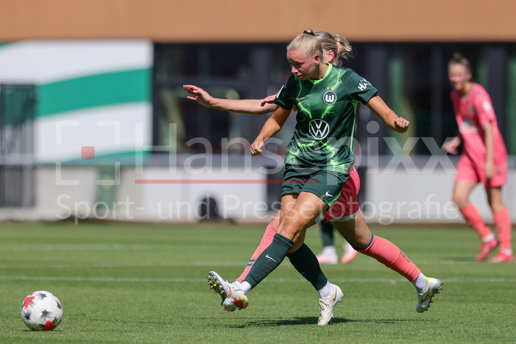 Fussball, Testspiel Frauen, SV Werder Bremen - VfL Wolfsburg | Ella Peddemors (VfL Wolfsburg, 5) am Ball, Einzelbild, Ganzkörper, Aktion, Action, Spielszene