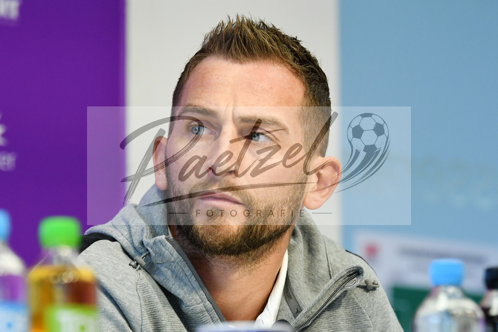20200228_PKOSNA_0006 | Fussball, Herren: Marc Heider (VfL Osnabrueck) schaut waehrend der Pressekonferenz des VfL Osnabrueck im Presseraum des Stadion an der Bremer Bruecke am 28.02.2020 in Osnabrueck, Deutschland. - Realisiert mit Pictrs.com
