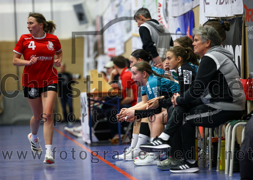 2022-11-27_088_SV_Anzing_gegen_HT_Muenchen_II | Anzing, Deutschland, 27.11.2022:
Handball, Bezirksliga 2022 / 2023, 7. Spieltag, SV Anzing gegen HT München II, Endergebnis: 28:32

Louisa Böhm (SV Anzing, #4), Katharina Slavik (HT München, #9)

Foto: Christian Riedel / fotografie-riedel.net