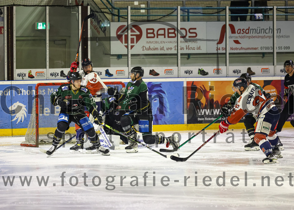 2023-03-03_096_TSV_Erding_gegen_ESC_Kempten | Erding, Deutschland, 03.03.2023:
Eishockey, Bayernliga Playoffs 2022 / 2023, Viertelfinale, TSV Erding gegen ESC Kempten, Endergebnis: 9:3

Mark Waldhausen (Erding Gladiators, #27), Torwart Christoph Schedlbauer (Erding Gladiators, #31), Michael Trox (Erding Gladiators, #86), Maximilian Schäffler (ESC Kempten, #92)

Foto: Christian Riedel / fotografie-riedel.net