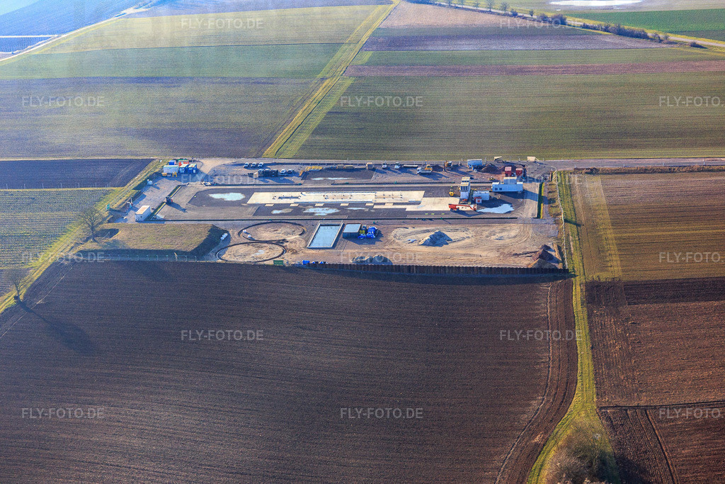 Baustelle des Tiefenbohrplatz V20 von Vulcan Energy am Schleidberg zur Förderung von Geothermie und Lithium https://v-er.eu/de/ | Luftbild: Baustelle des Tiefenbohrplatz V20 von Vulcan Energy am Schleidberg zur Förderung von Geothermie und Lithium https://v-er.eu/de/ in Insheim im Bundesland Rheinland-Pfalz in Deutschland. Foto: IMG_145340.jpg vom 02.02.2025 durch Werner Riehm/FLY-FOTO.de - Realisiert mit Pictrs.com
