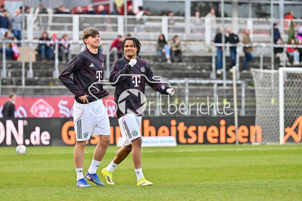 FC Würzburger Kickers - FC Bayern Amateure | WÜRZBURG, DEUTSCHLAND - 10. APRIL: im Bild Guido DELLA ROVERE (FC Bayern München II 10) und Julien YANDA (FC Bayern München II 16) vor dem Match zwischen dem FC Würzburger Kickers und den Amateuren des FC Bayern München am 28. Spieltag der Regionalliga Bayern in der AKON Arena