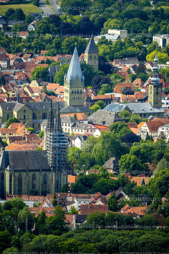Soest220600244 | Luftbild, Altstadt mit (von vorne) evang. Kirche Sankt Maria zur Wiese (Wiesenkirche), St. Patrokli-Dom, St. Petri Alde Kerke und Sankt Pauli Kirche, Walburger, Soest, Soester Boerde, Nordrhein-Westfalen, Deutschland