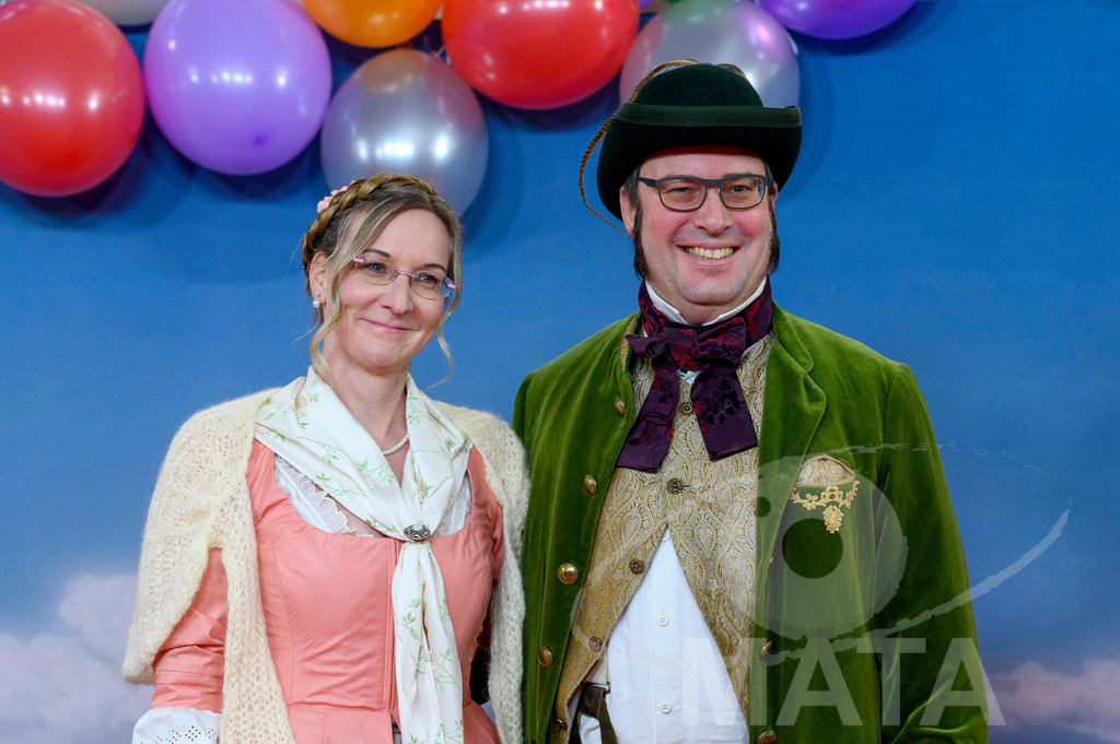 _DWA1285 | Regierungspräsident von Oberfranken  Florian Luderschmid (rechts) mit  seiner Gattin bei der TV-Sendung Fastnacht in Franken 2024. Veitshöchheim, 02.02.2024 Bayern Deutschland - Realisiert mit Pictrs.com