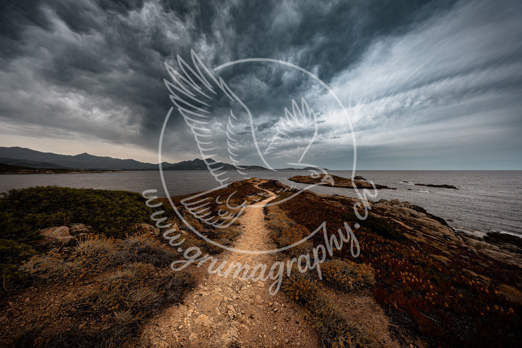 path to the storm - corsica | Korsika Landschaftsfotografie – dramatische Küstenlinie im Fine-Art Stil. Atmosphärische Fine-Art-Landschaftsfotografie im charakteristischen Grumagraphy Style – reduziert, stimmungsvoll und authentisch. Hochwertige Prints für Wohnräume, Büros und besondere Momente.