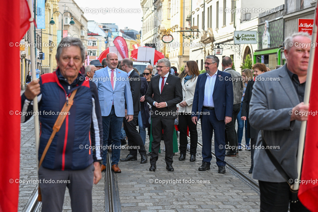 Hauptplatz Linz_ 1. Mai Umzug 2023_ 01.05.2023-2 | 01.05.2023, Hauptplatz Linz, AUT, Hauptplatz Linz, im Bild 1. Mai Umzug 2023 Linz Hauptplatz, SPOE

Peter Binder (3.Landtagspraesident, SP), Klaus Luger (SP, Bgm. der Stadt Linz), Andreas Stangl (Praesident der Arbeiterkammer Ooe, OeGB-Landesvorsitzender), Karin Hoerzing (SP, Vize-Bgmin. der Stadt Linz)