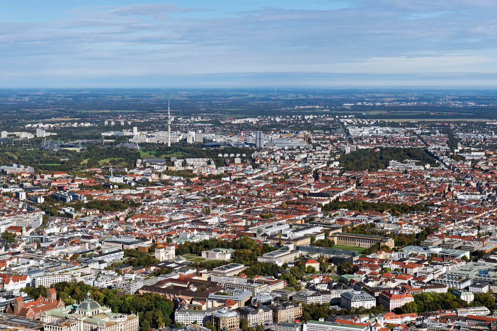 dr__0054302.jpg | MüNCHEN 07.10.2024 Stadtzentrum im Innenstadtbereich im Ortsteil Altstadt in München im Bundesland Bayern, Deutschland. Weiterführende Informationen bei: Landeshauptstadt München. // The city center in the downtown area in the district Altstadt in Munich in the state Bavaria, Germany. Further information at: Landeshauptstadt Muenchen. Foto: Daniel Reiter