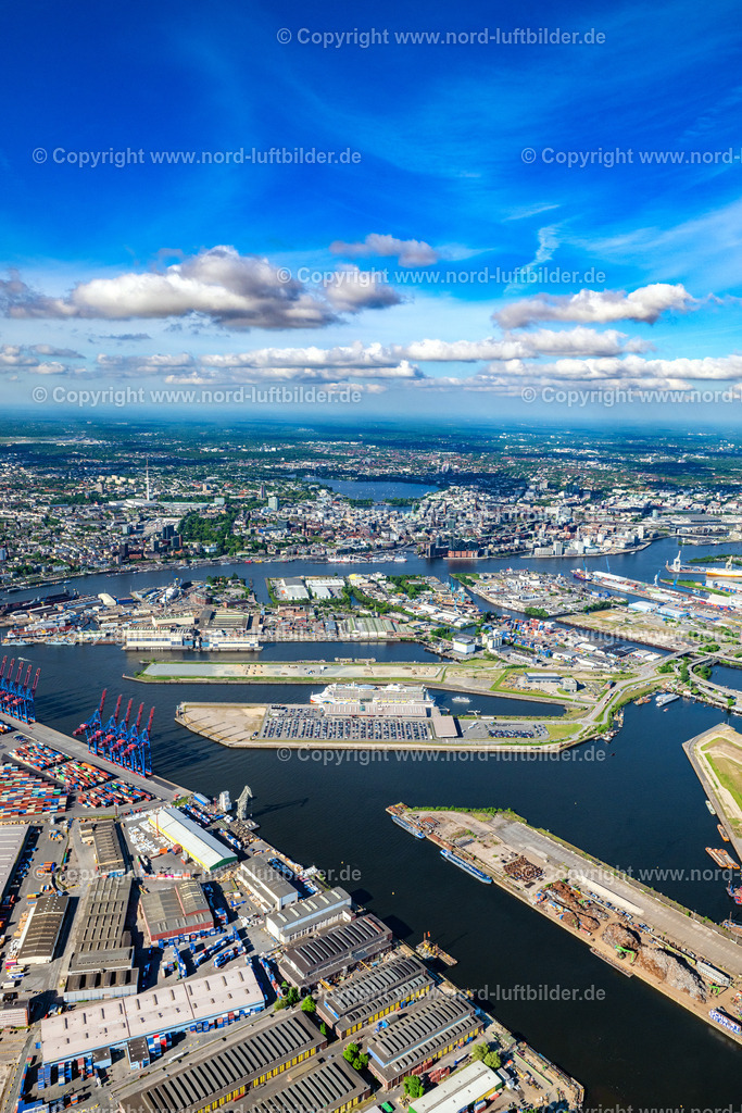 Hamburg_Steinwerder_ELS_9829070524 | HAMBURG 07.05.2024 Landschaft des Hafens am Flussverlauf der Elbe im Ortsteil Steinwerder in Hamburg, Deutschland. Weiterführende Informationen bei: HPA Hamburg Port Authority. // Landscape of the harbor on the river Elbe in the district of Steinwerder in Hamburg, Germany. Further information at: HPA Hamburg Port Authority. Foto: Martin Elsen
