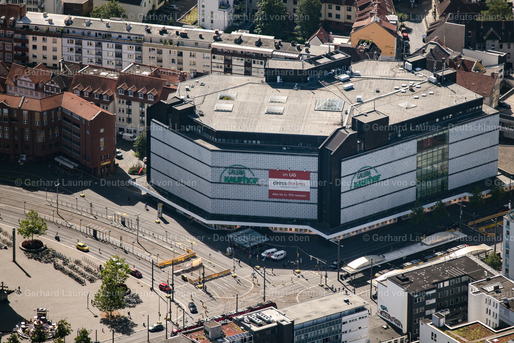 4035274 | BRAUNSCHWEIG 31.07.2020 Bürogebäude des Verwaltungs- und Geschäftshauses des ehemaligen "Galeria Kaufhof" an der Straße Bohlweg in Braunschweig im Bundesland Niedersachsen, Deutschland. Weiterführende Informationen bei: Volksbank BraWo Projekt GmbH. // Office building the formerly "Galeria Kaufhof" in Brunswick in the state Lower Saxony, Germany. Further information at: Volksbank BraWo Projekt GmbH. Foto: Gerhard Launer