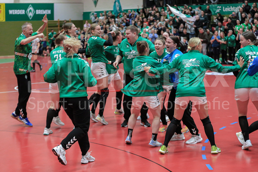 Handball, 2. Bundesliga Frauen, SV Werder Bremen - HL Buchholz 08-Rosengarten | v.li.: Spielerinnen des SV Werder Bremen jubeln über den Sieg, Freude über das gewonnene Spiel, Jubel, Lachen