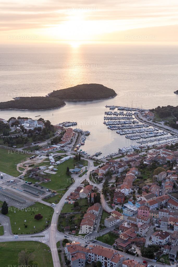 Vue aérienne: Vue de la ville à Vrsar dans le département Gespanschaft Istrien, Croatie. Photo: IMG_106481.jpg prise le 14/04/2018 par Werner Riehm/FLY-FOTO.eu – Résolution de l'original: 3648 x 5472 px