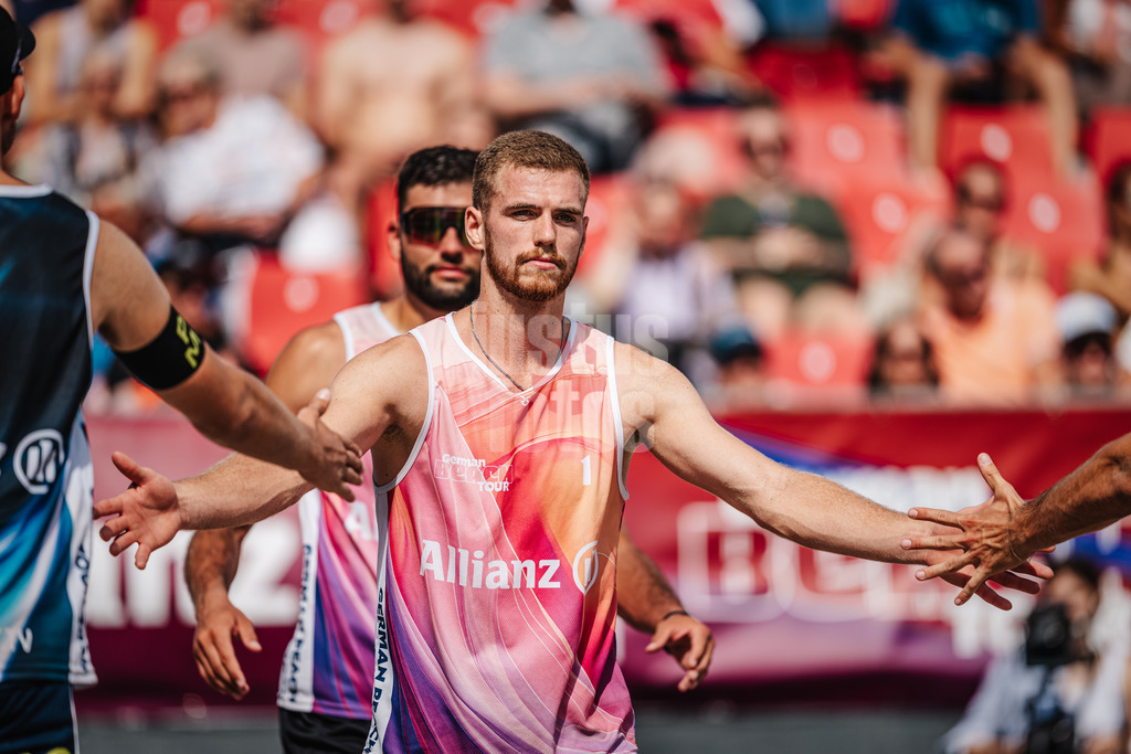 Beachvolleyball | Männer | Allianz German Beach Tour 2024 | Tourstop Kühlungsborn | 10.08.2024 | Luis Henrichs klatscht mit den Gegnern ab