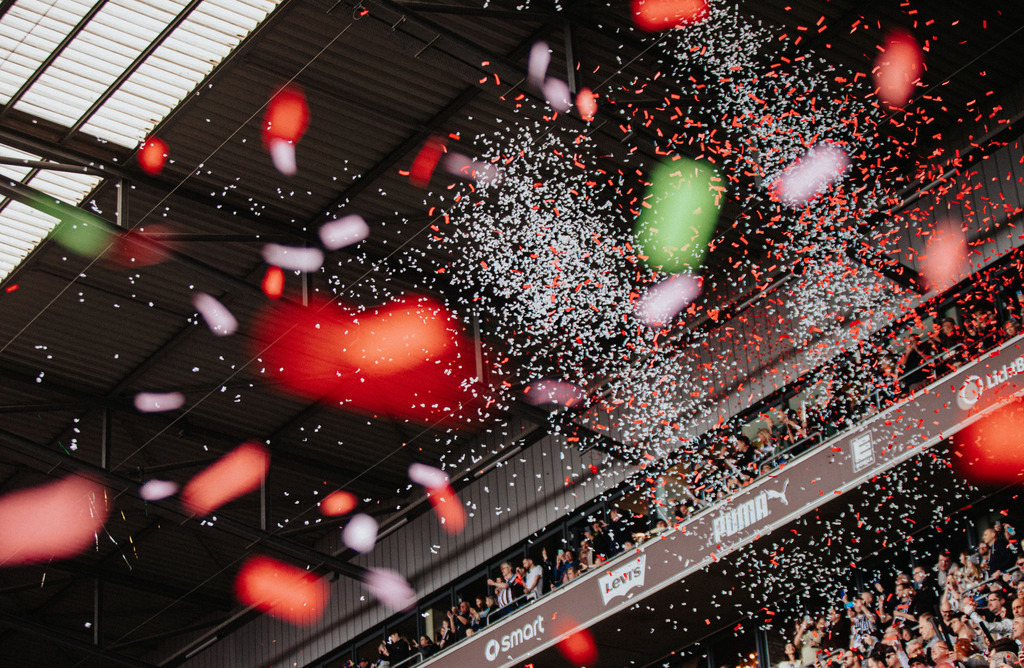 IMG_2127 | Der offizielle Shop für FC St. Pauli Fotos. Wähle aus Spielszenen & Fanmomenten dein FCSP Wunschformat. Wir liefern Millerntor-Atmosphäre.