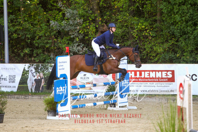 DKP42804 | Deine Turnierfotos vom Reitturnier online kaufen: Dressur, Springen & Siegerehrung. Professionelle Pferdefotografie aus dem Rheinland – als Download & Print.Alternative: Turnierfotograf für den Pferdesport: Finde deine Fotos von Dressur- und Springturnier